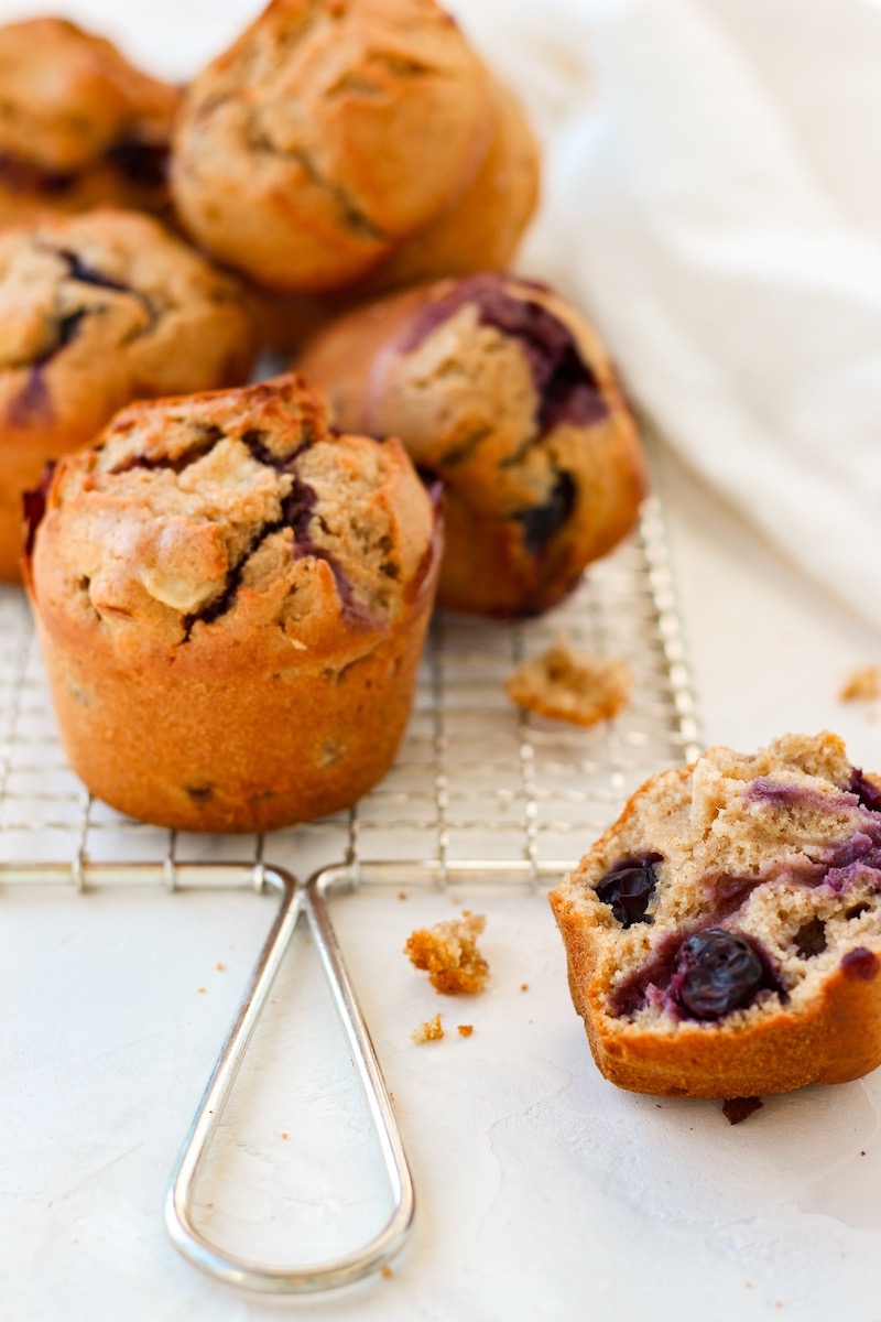muffins met blauwe bessen en appel