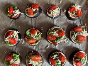 aubergines beleggen met spinazie tomaat mozzarella kruiden
