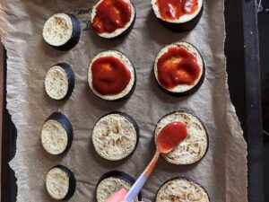 aubergines bestrijken met passata
