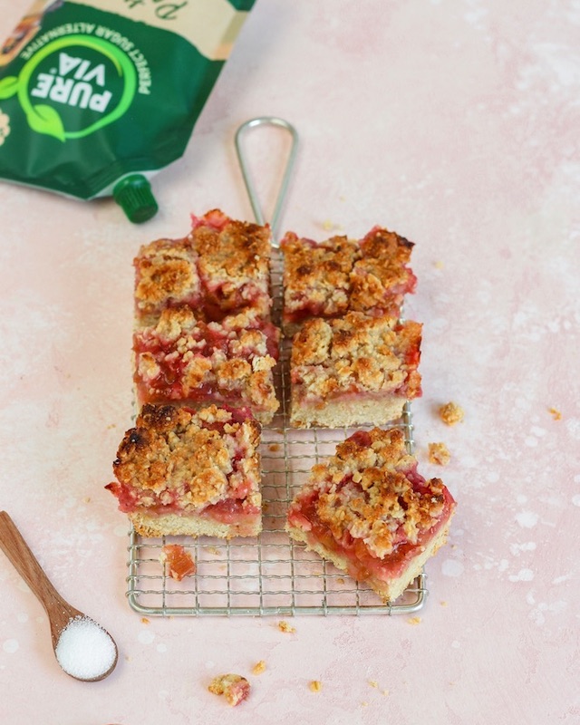 crumble bars van rabarber en aardbei