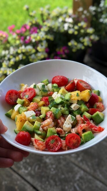 zomerse salade met rivierkreeftjes en mango